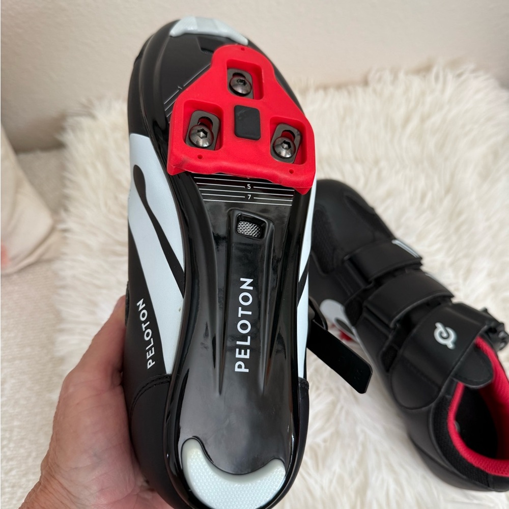 BRAND NEW NEVER USED WOMENS Peloton Clip In Cycling Shoes - Black and Red Size 7